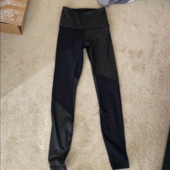 Lululemon black size 2 mix fabric wunder under - Picture 1 of 4